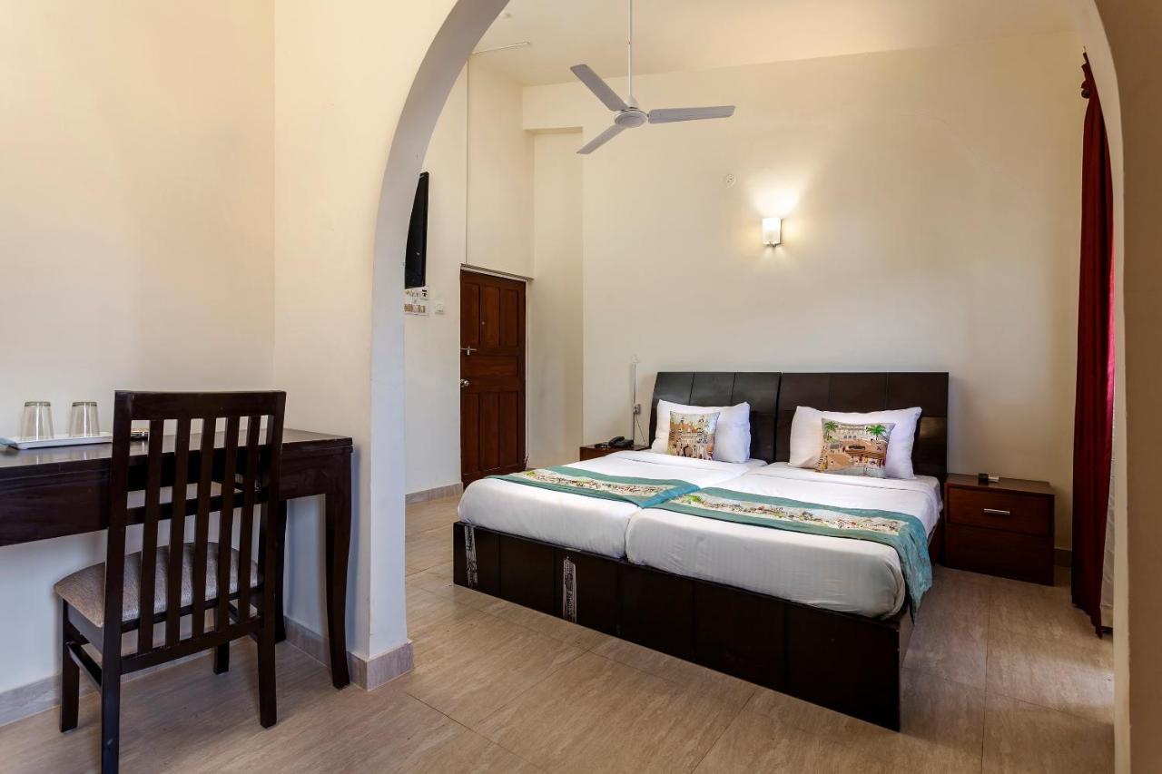 Hotel Collection O 400 Baga Circle 3*
